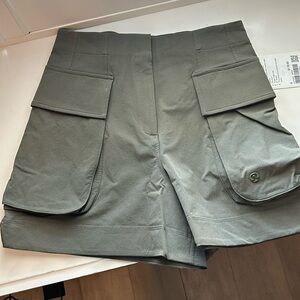 Lululemon Relaxed fit Cargo Shorts 4 inch sz 0 NWT!